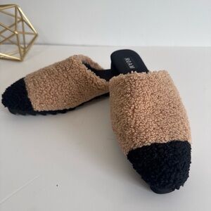 ROAM Cozy Tan and Black Fuzzy Slippers